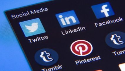 Χωρίς social: Τα 3 πράγματα που έκανε το 80% των Ελλήνων το 6ωρο που είχε πέσει το Facebook