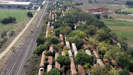 Μια ανάσα από τη Θεσσαλονίκη: Εκεί που βρίσκεται ένα γιγαντιαίο νεκροταφείο τρένων