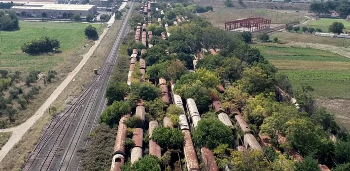 Μια ανάσα από τη Θεσσαλονίκη: Εκεί που βρίσκεται ένα γιγαντιαίο νεκροταφείο τρένων