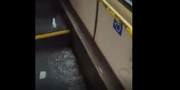 Κακοκαιρία Μπάλλος: Λεωφορείο στο κέντρο πλημμύρισε εν κινήσει! (Vid)
