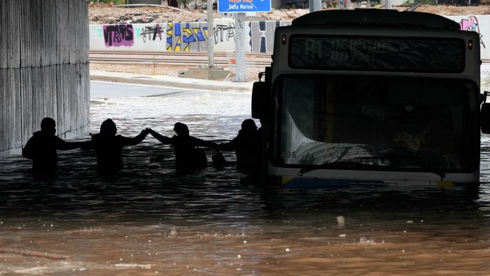 Δεν τα φοβίζουν οι πλημμύρες: Αυτά είναι τα νέα αμφίβια λεωφορεία του ΟΑΣΑ που κυκλοφορούν και με 2 μέτρα νερό (Pics)