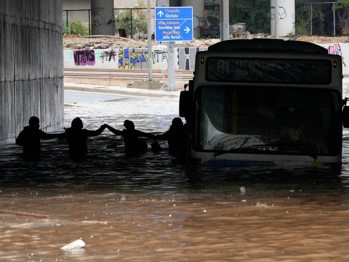 Δεν τα φοβίζουν οι πλημμύρες: Αυτά είναι τα νέα αμφίβια λεωφορεία του ΟΑΣΑ που κυκλοφορούν και με 2 μέτρα νερό (Pics)