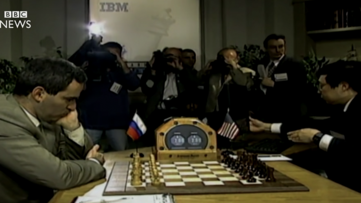Deep Blue vs Κασπάροφ: Πώς ένας αγώνας σκακιού ξεκίνησε τη μεγάλη επανάσταση των δεδομένων (Vid)