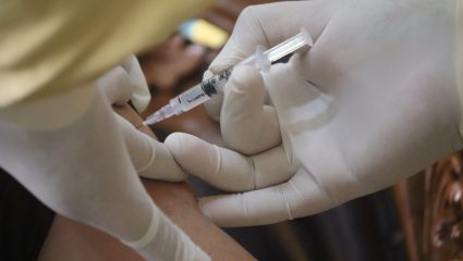 «Θα μας συναντήσει όλους»: Κάθε τόσους μήνες θα κολλάνε covid εμβολιασμένοι και ανεμβολίαστοι