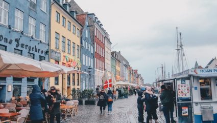 Άτακτη υποχώρηση: Συμβαίνει τώρα στη Δανία 2 μήνες μετά την απόφασή της να υποβαθμίσει τον covid σε «ακίνδυνη νόσο»
