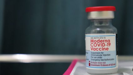 Moderna: Τι παρενέργειες έχει το νέο, πανίσχυρο εμβόλιο που θα γίνεται μόνο μια φορά το χρόνο