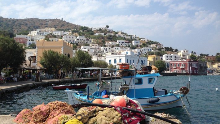 2 σπουδαίοι αρχιτέκτονες τη μεταμόρφωσαν: Η πιο «παράξενα όμορφη πόλη της Ελλάδας» που μοιάζει με πίνακα του Ντε Κίρικο (Pics)