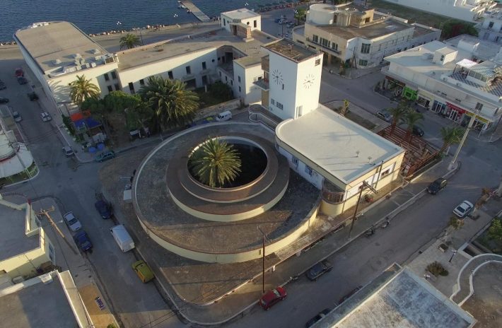 «Η Μάλτα των 12νήσων»: Το αδικημένο ελληνικό χωριό που έγινε το πιο τολμηρό αρχιτεκτονικό πείραμα του 20ου αιώνα
