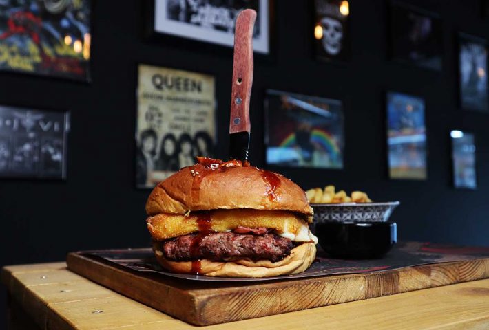 Το μυστικό του κρύβεται στην πρώτη ύλη: Το burger με το homemade μπιφτέκι που έγινε το πιο περιζήτητο πιάτο της πόλης (Pics)