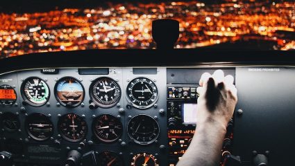 Μετά από 30 χρόνια: Ο λόγος που τα αεροπλάνα θα έχουν πλέον έναν μόνο πιλότο