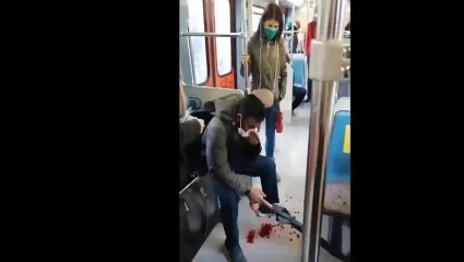 Ακόμα ένα περιστατικό ρατσιστικής επίθεσης στα ΜΜΜ – Σοκάρει το βίντεο