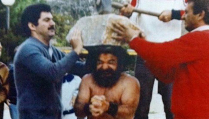 Ο άθλος του Σαμψών: Ο Έλληνας μασίστας που έχασε 8 πόντους από τα χτυπήματα με βαριοπούλα στο κεφάλι