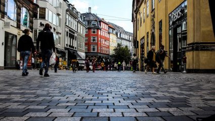 «Γυρίζουμε στη ζωή πριν τον ιό»: Το υπερόπλο της Δανίας που τελείωσε την πανδημία κόντρα στους επιστήμονες