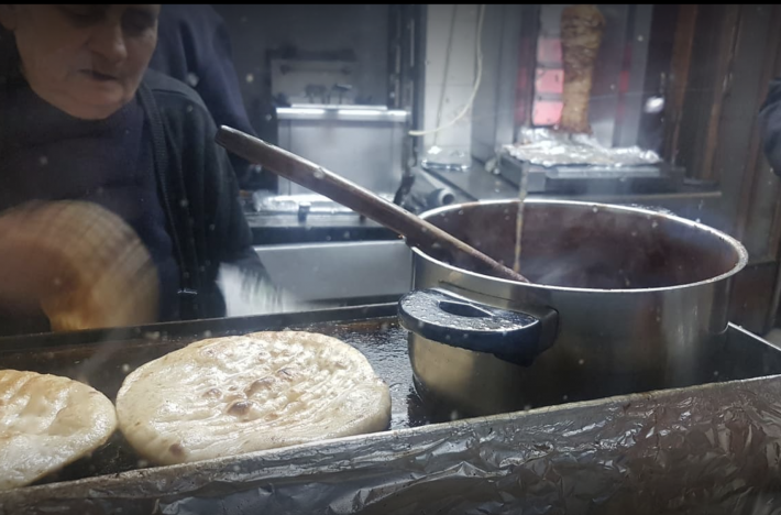 Ουρές μόνο από τη μυρωδιά: Το κορυφαίο σπιτικό πιτόγυρο στην Ελλάδα με την κρυφή συνταγή που ξέρει μόνο 1 άτομο (Pics)