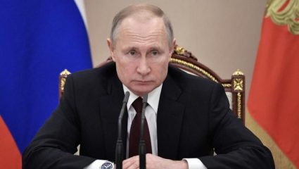 Μήπως όλη αυτή η αντι-ρωσική υστερία βγάζει πιο δυνατό τον Πούτιν;