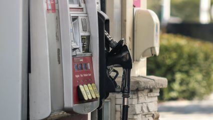 Την ώρα που οι τιμές σκαρφαλώνουν στο Θεό: Η χώρα με την πιο φθηνή βενζίνη στην Ευρώπη απέχει… δύο γκαζιές με το αμάξι από την Ελλάδα