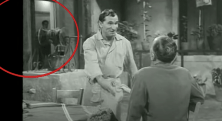 Βγάζει μάτι πίσω απ’ τον Ζήκο: Το σκηνοθετικό λάθος στον «Μπακαλόγατο» που δεν πρόσεξε ούτε ο Χατζηχρήστος (Pics)