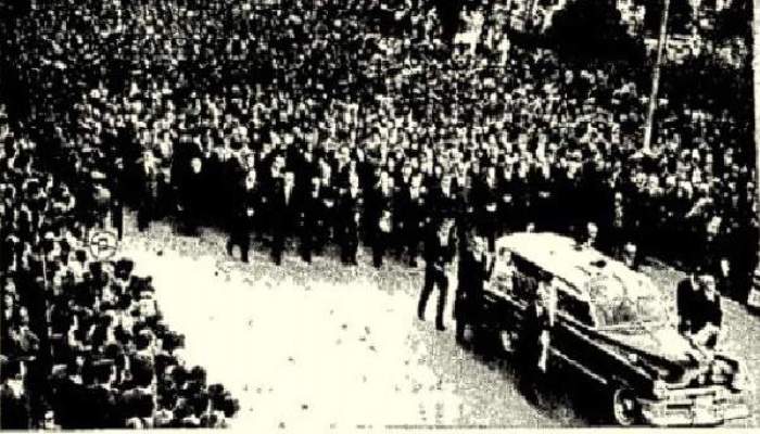 Το «αντίο» που του άξιζε: Όταν 50.000 άνθρωποι συνόδευσαν τον Βασίλη Λογοθετίδη στην τελευταία κατοικία του