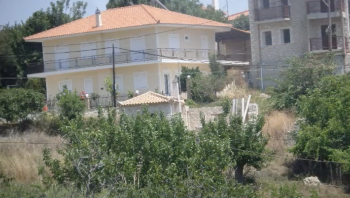 Καταπράσινο, 12 χλμ απ' τη θάλασσα: Το ελληνικό χωριό με τα 73 νεόδμητα σπίτια ερημωσε λόγω ενός κρατικού εγκλήματος