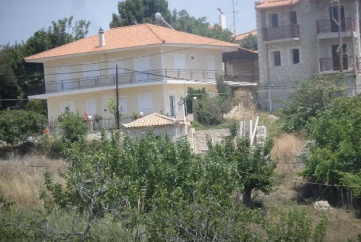Καταπράσινο, 12 χλμ απ' τη θάλασσα: Το ελληνικό χωριό με τα 73 νεόδμητα σπίτια ερημωσε λόγω ενός κρατικού εγκλήματος