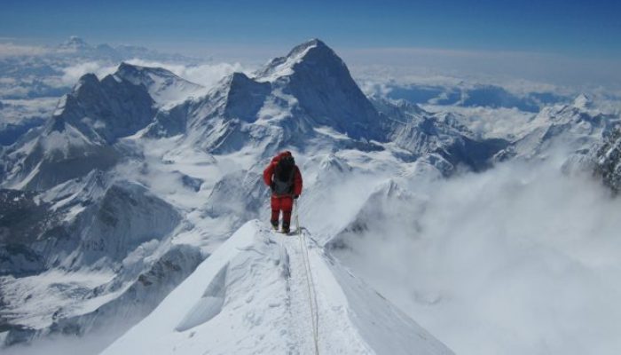 Σχεδόν αναλλοίωτος στο χιόνι: Ο ορειβάτης-θρύλος που κατέκτησε πρώτος το Έβερεστ βρέθηκε 75 χρόνια μετά