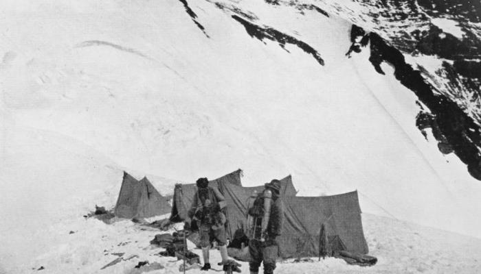 Σχεδόν αναλλοίωτος στο χιόνι: Ο ορειβάτης-θρύλος που κατέκτησε πρώτος το Έβερεστ βρέθηκε 75 χρόνια μετά
