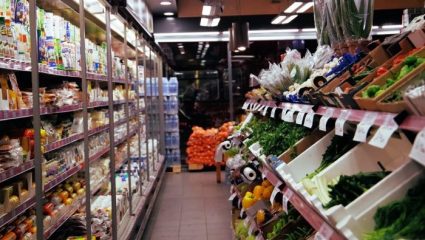Οι ανατιμήσεις «καίνε» τους καταναλωτές: Τα σενάρια για νέα μέτρα στήριξης – Τι θα γίνει με μισθούς, εισφορές και αναδρομικά