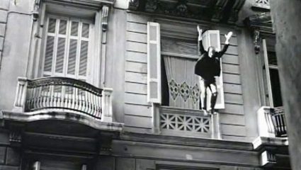 «Βουτιά θανάτου»: Η πτώση του Ηλιόπουλου από τον 3ο όροφο στο «Μακρυκωσταίοι και Κοντογιώργηδες» μπροστά σε δεκάδες πολίτες