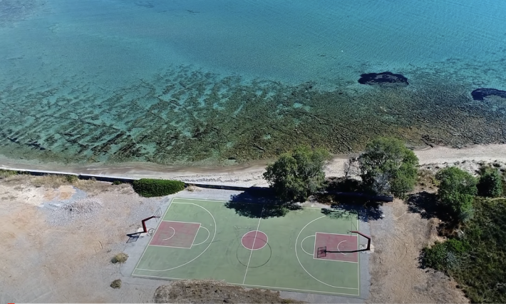 Τρίποντο και μετά βουτιά: Το πιο εξωτικό γήπεδο μπάσκετ στην Ελλάδα είναι πάνω στο τιρκουάζ κύμα (Vid)