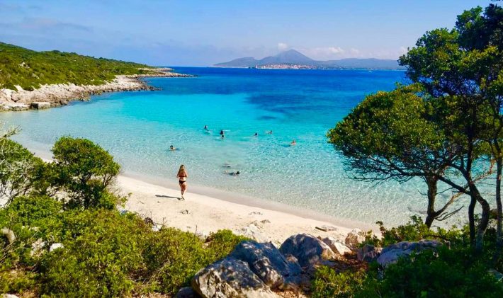 Ζεστά, διαυγή νερά, χωρίς κύμα: Το ελληνικό νησί των 7 κατοίκων έχει 1 παραλία που δεν βρίσκεις ούτε στην Καραϊβική