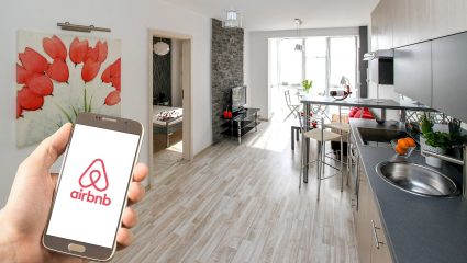 Σπίτια με 40$, συναλλαγές με κινητό: Η νέα πλατφόρμα που αφήνει πίσω το Airbnb κάνει θραύση στις ηλικίες 25-35