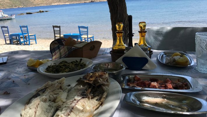 Ταβέρνα, μπάνιο, τιμές προ κρίσης: Το μοναδικό ελληνικό νησί που τρως και κοιμάσαι με 50€ τη βραδιά
