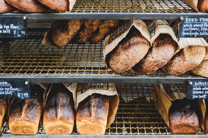Η έκρηξη των τιμών στο ψωμί επαναφέρει τα σενάρια για μείωση του ΦΠΑ: Τι μελετά η κυβέρνηση