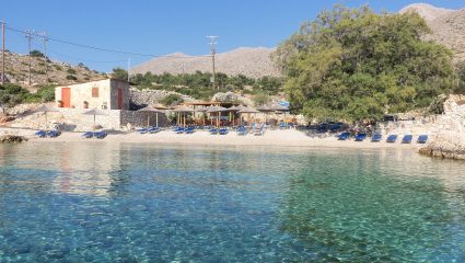 Sold out μέχρι τέλος Οκτώβρη: Τουρίστες απ’ όλο τον κοσμο έρχονται στο πιο έξυπνο νησί της Ελλάδας που δεν πληρώνεις ρεύμα (Pics)