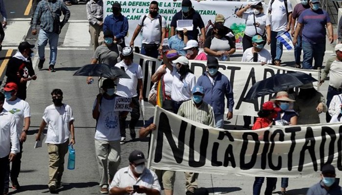 Ναγίμπ Μπουκέλε: Ο αμφιλεγόμενος «πιο κουλ δικτάτορας του κόσμου» σε πόλεμο με τις συμμορίες του Ελ Σαλβαδόρ