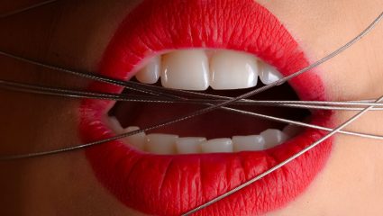 The Lipstick Effect: Το φαινόμενο που σαρώνει τα τελευταία δύο χρόνια – Το έχεις κάνει κι εσύ