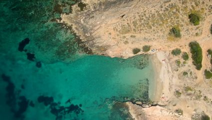 Σαν να είσαι στις Σποράδες: Η ομορφότερη άγνωστη παραλία της Αττικής στα 50′ από το κέντρο