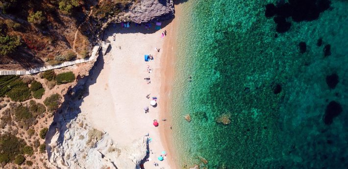 Σαν να είσαι στις Σποράδες: Η ομορφότερη άγνωστη παραλία της Αττικής στα 50' από το κέντρο
