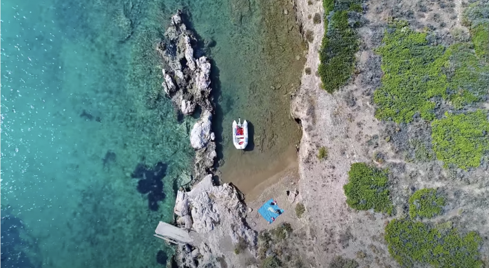 40’ από την Αθήνα, 5€ βενζίνη: Η κρυφή παραλία με το νησάκι- όνειρο για την πιο ήσυχη και οικονομική μονοήμερη (Vid)