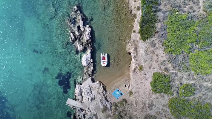 40’ από την Αθήνα, 5€ βενζίνη: Η κρυφή παραλία με το νησάκι- όνειρο για την πιο ήσυχη και οικονομική μονοήμερη (Vid)