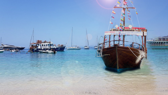 Φουσκωτά, βαρκάκια, taxi: Στην ωραιότερη παραλία-πισίνα της Ελλάδας γίνεται κάθε μέρα λαϊκό προσκύνημα (Vid)