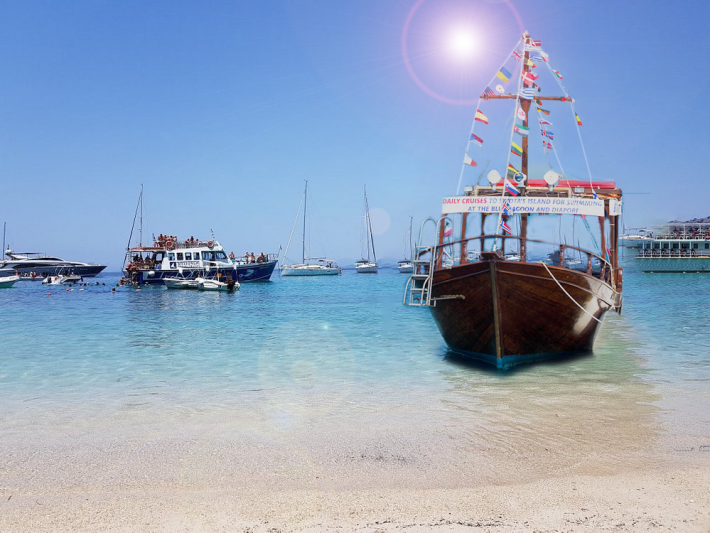 Φουσκωτά, βαρκάκια, taxi: Στην ωραιότερη παραλία-πισίνα της Ελλάδας γίνεται κάθε μέρα λαϊκό προσκύνημα (Vid)
