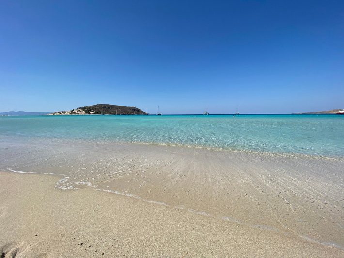 Ψιλή άμμος, ρηχά, διάφανα νερά, 1350μ.: Η παραλία που είναι στις 10 καλύτερες του κόσμου βρίσκεται 4 ώρες απ’ την Αθήνα