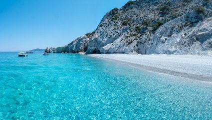 Νερά πισίνας σαν ψεύτικα: Η ελληνική παραλία με τα σπάνια, λευκά βότσαλα που πληρώνεις 1000 ευρώ αν τα πάρεις