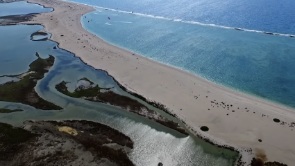 Ρηχά, τιρκουάζ νερά, προστατευμένο απ’ τους ανέμους: Το επίπεδο, παραδεισένιο ελληνικό νησί που είναι όλο παραλία (Vid)