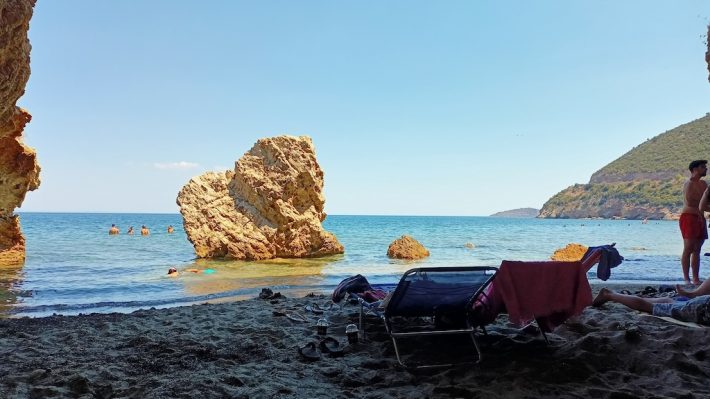 100 άτομα και τέλος: Η μοναδική παραλία στην Ελλάδα που δεν χρειάζεσαι αντηλιακό ευτυχώς δεν γεμίζει ποτέ (Vid)