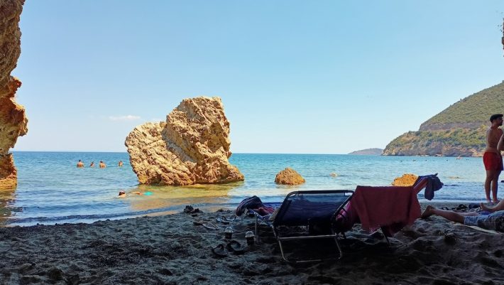 100 άτομα και τέλος: Η μοναδική παραλία στην Ελλάδα που δεν χρειάζεσαι αντηλιακό ευτυχώς δεν γεμίζει ποτέ (Vid)