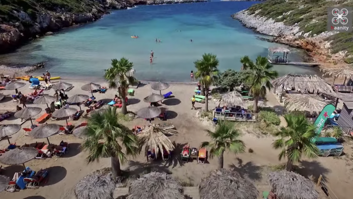 Θα ορκιζόσουν ότι είναι Χαβάη: Η πιο εξωτική παραλία της Ελλάδας έχει πάντα ζεστά νερά και δωρεάν κανό για να τη ζήσεις (Vid)