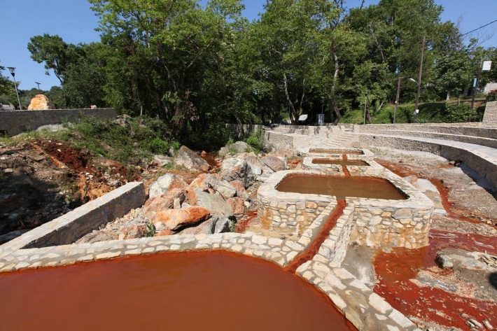 Μπάνιο ανεκτίμητης αξίας: Η ελληνική παραλία με το κόκκινο ιαματικό νερό που είναι ιδανικό για 6 παθήσεις (Pics)