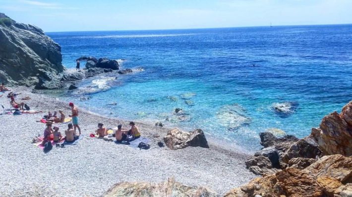 Καταγάλανα νερά για λίγους: Η «κρυφή» παραλία-όνειρο για όσους ξέμειναν Αθήνα τον Αύγουστο (Vid)